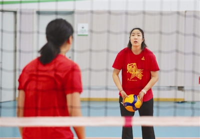 今日云策 从天津女排名将到成年队与青年队教练员：殷娜转型&#32;架起一座桥